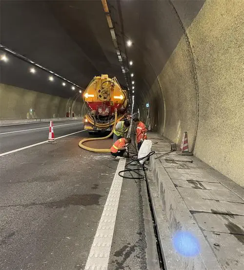 汉台隧道排水渠清淤